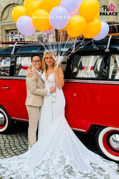Party Palace - Brautpaar vor Auto