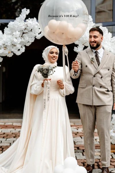 Party Palace - Brautpaar vor Deko