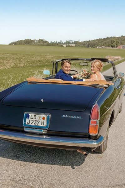 Love.Story.Pictures. - Brautpaar im Auto