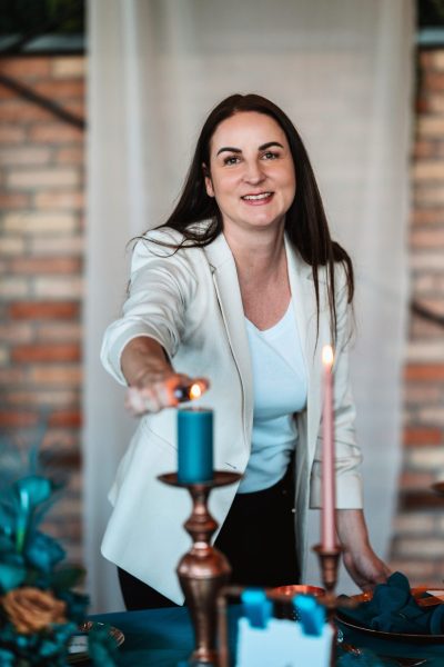 Sandra zuendet Kerze an