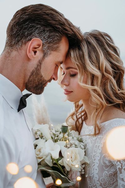 junge-braut-und-brautigam-die-eine-strandhochzeit-haben